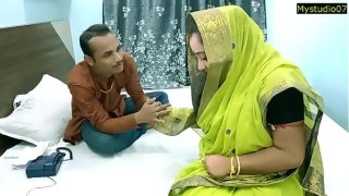 Istri panas India butuh uang untuk pengobatan suami! Adegan seks amatir dalam bahasa Hindi