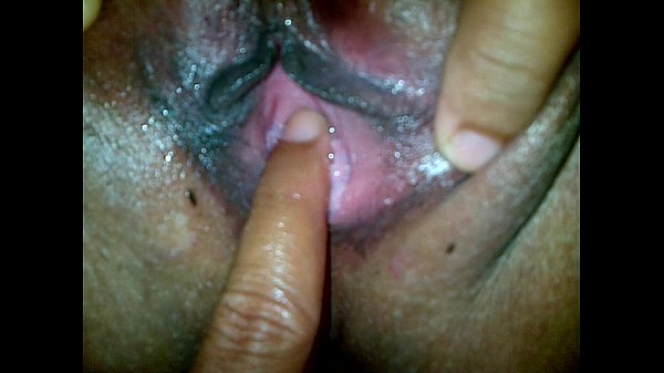 Mami Indonesia dengan bokong gede dan memek basah ditusuk empat jari lalu digoyang keras