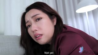 Istri Rumah Tangga Tiongkok Cici yang seksi dengan payudara besar menggoda dan memainkan penis yang tegang.