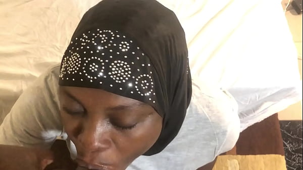 Gadis berhijab yang rakus menenggak sperma ku