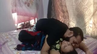 Boudhi menangkap tamunya tengah menonton film porno dan langsung melampiaskan nafsu dengannya