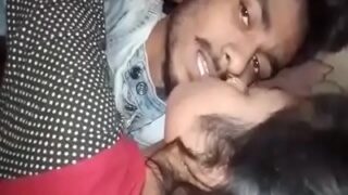 Cowok India merekam adegan panas dengan pacarnya di kamar