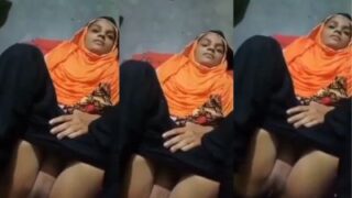Gadis berjilbab telanjang memuaskan nafsu kliennya dengan gaya panas ala Pakistan