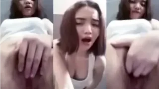 Gadis Bondol Nakal Mengoceh dengan Tiga Jari