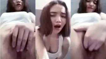 Gadis Bondol Nakal Mengoceh dengan Tiga Jari
