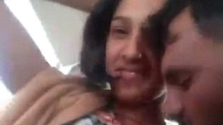 Gadis desa seksi dicium dan payudaranya dihisap di dalam mobil