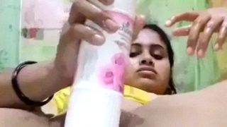 Gadis seksi menggunakan botol penyegar ruangan untuk memuaskan nafsunya