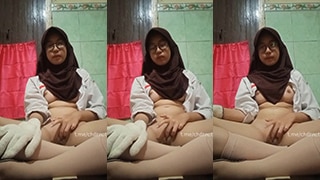 Gadis SMA Yuva Main BDSM dengan Seragam Sekolah, Gesekan Membara Hingga Klimaks
