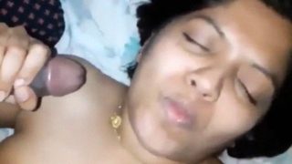 Istri India Mengisap Kontol dan Menelan Sperma