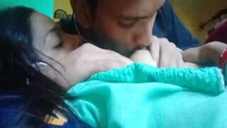 Mengisap payudara istri seksi dan menggairahkan milik teman