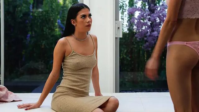 Pasangan Imut Meledakkan Ranjang dengan Mila Marie dan Sona Belle dalam Permainan Tiga