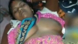 Video gadis lokal ber-saree masturbasi dengan liar