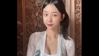 Sindi yang Menggoda dengan Tatapan Penuh Nafsu