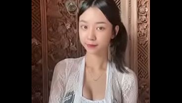 Sindi yang Menggoda dengan Tatapan Penuh Nafsu