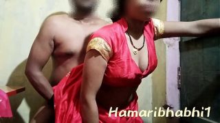 Istri Desa India Digoyang dengan Sari Merah yang Menggoda