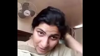 Istri Desi yang menggairahkan dan penuh nafsu