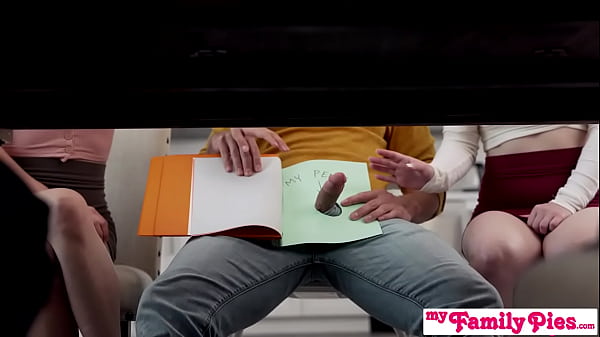 Duduklah dengan penis mungilmu dan tunggu sampai kami selesai menikmati hidangan penutup, Ibu Tiri – MyFamilyPies S22:E3