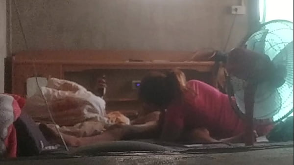 Gadis Asia Mungil yang Menggoda di Ranjang