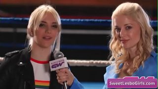 Ariel X dan Sinn Sage, dua lesbian seksi yang bergulat penuh gairah di atas ring.