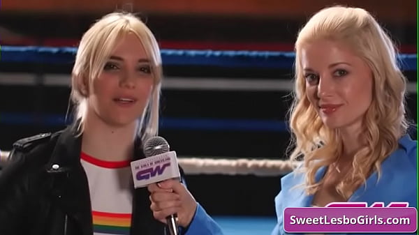 Ariel X dan Sinn Sage, dua lesbian seksi yang bergulat penuh gairah di atas ring.