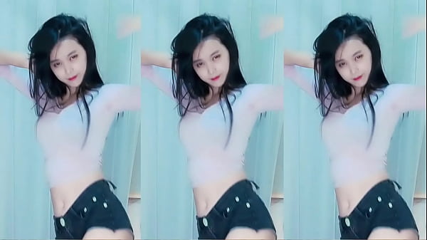 Cô gái Trung Quốc thoát hiểm gợi cảm trên mái nhà rực lửa