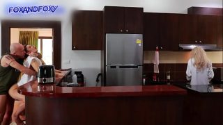 Hampir Ketahuan Anal Creampie di Dapur, Ibu Mertua Masak Sarapan di Sebelah