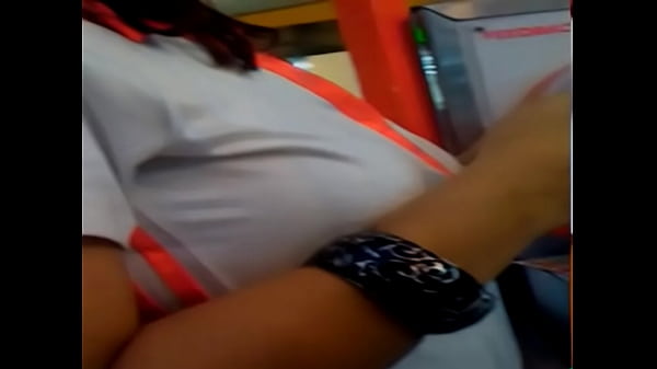 Payudara Desi menggembung di balik kaos ketat