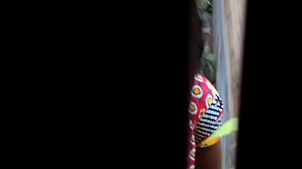 Desi Mengencingi dan Mengompol dalam Video Panas