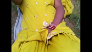 Gadis liar di ladang dengan suara serak Hindi