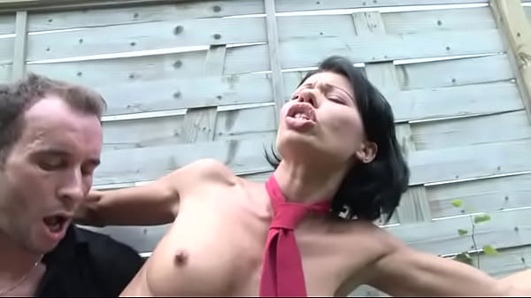 Gadis SMA digoyang pantatnya di halaman sekolah sampai melahap cairan panas