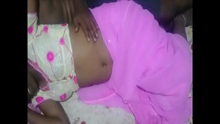 Bibi montok sange pakai sari pink panas, pusar gemuknya menggodaku