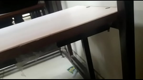 Gadis India yang menggoda dengan lekuk tubuh mempesona