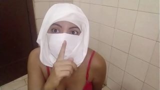 Muslimah Arab Nyata Muncrat Saat Masturbasi Memamerkan Payudara Besar dan Vagina Basah Berahi