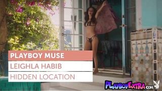 Leighla Habib, si Arab seksi yang tersenyum menggoda, telanjang dan mandi basah-basahan