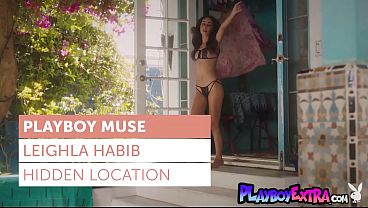 Leighla Habib, si Arab seksi yang tersenyum menggoda, telanjang dan mandi basah-basahan