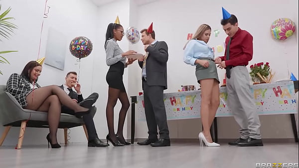 Pesta Memek di Kantor – Tina Fire dan Irina Cage / Brazzers / Tonton Full di www.brazzers.promo/place