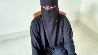 Gadis berhijab melayani nafsu ranjang di kamarku