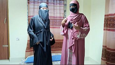Kakak berhijab Desi dan adik tirinya mendambakan kontol besar kakak tiri di dalam memek ketat mereka