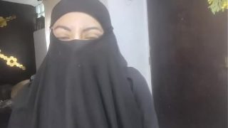 Istri Arab Amatir yang Menggairahkan Memancarkan Cairan di Niqabnya Sambil Bermasturbasi Saat Suami Sedang Sholat