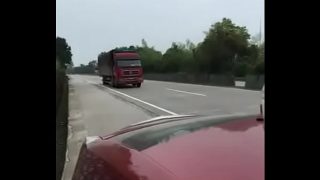 Pria Tiongkok dan pacarnya bercinta di dalam mobil pinggir jalan tol