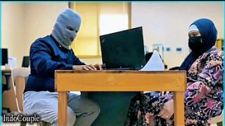 Istri berhijab yang nakal menggoda teman kantor, asyik memuaskan hasratnya dengan vibrator kesayangan di meja rahasia.