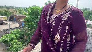 Bhabhi Bhojpuri yang nakal memberikan kenikmatan penuh dari memek dan tubuhnya dengan suara Hindi yang menggairahkan
