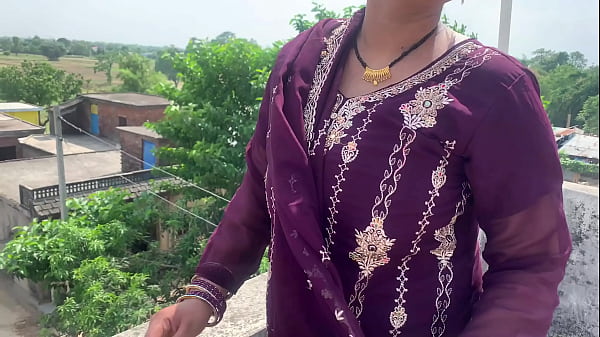 Bhabhi Bhojpuri yang nakal memberikan kenikmatan penuh dari memek dan tubuhnya dengan suara Hindi yang menggairahkan