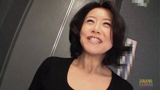 Wanita Asia dewasa yang haus ingin memuaskan hasratnya dengan semua mainan seks di celah basahnya