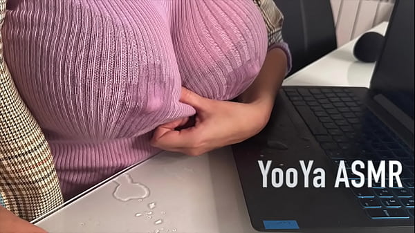Ibu Tiri Menggoda Anak Tirinya di Kantor, Memamerkan Puting Susu dan Memberikan Handjob untuk Kontol Besarnya