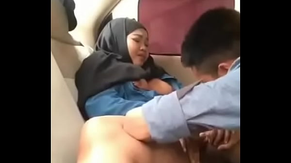 Gadis Berhijab Menggoda di Dalam Mobil Bersama Kekasihnya