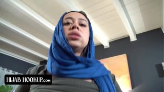 Gadis Arab Nakal Mengisap Kontol Kakak Tirinya Demi Menjaga Rahasia dari Orang Tua yang Keras
