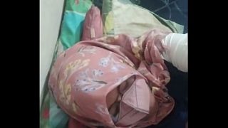 Tante Riani melahap kontol dan merasakan kenikmatan yang tak terlupakan