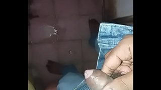 Penis Desi yang mengucurkan air seni dengan nikmat