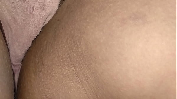 Gadis India yang Menggoda dengan Lekuk Tubuh yang Memukau